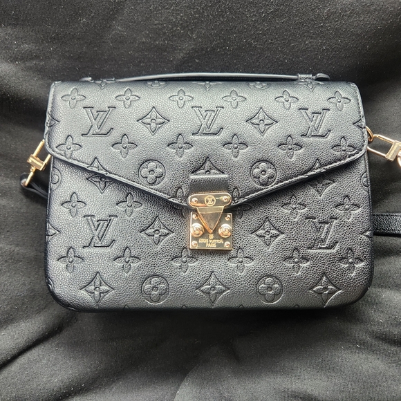Louis Vuitton Handbags - New black Louis Vuitton purse 1900 retail is 2800